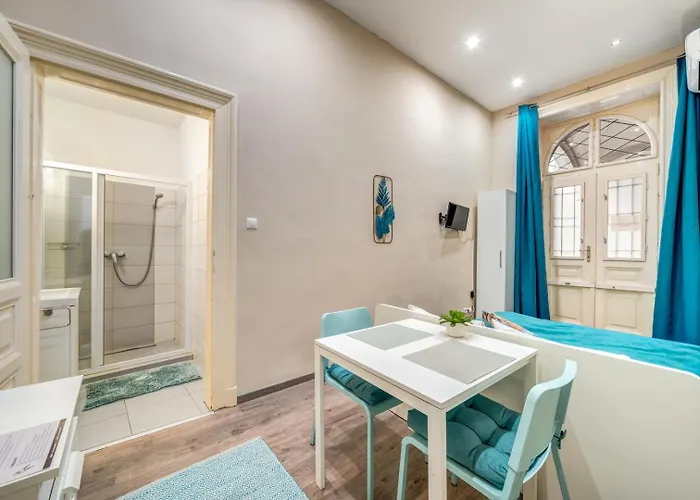 Cosy Corner - Erzsebet Blvd *